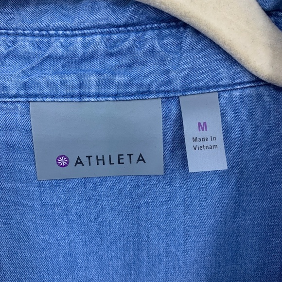 Athleta Bootjack Chambray Split Back Button-down M - Picture 4 of 10